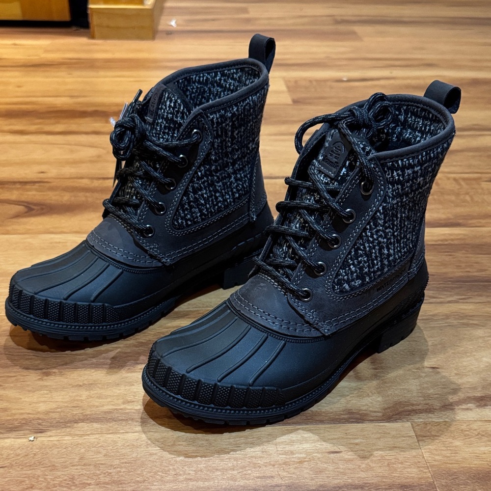 *New* Kamik Sienna Mid size 6 NWT Black and Gray Women's Winter Boots